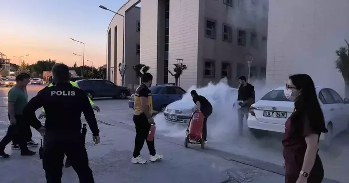 Hastane otoparkında araçta yangın! Alev alev yandı