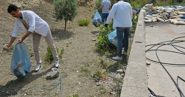Belen de üniversite öğrencileri çevre temizliği yaptı Hatay Haberleri
