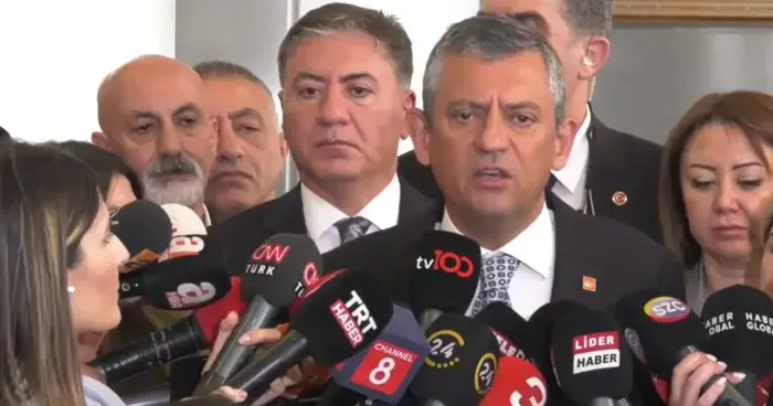 Özgür Özel açtı ağzını yumdu gözünü: Bu mu turpun büyüğü? Terbiyesizliğin büyüğü bu!