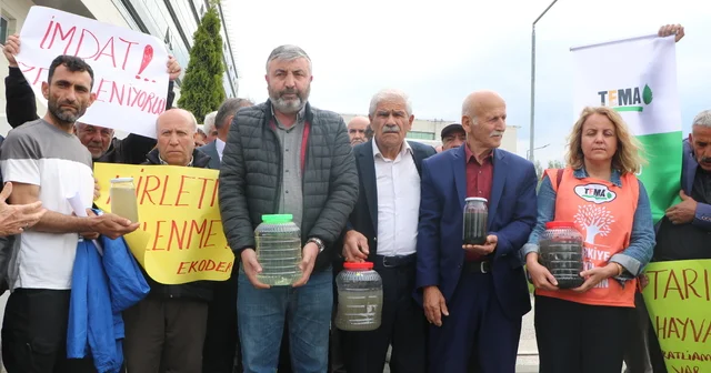 Gerede Çayı ndaki kirliliğe tepki gösterip adliye önünde gıyabi cenaze namazı kıldılar Bolu Haberleri