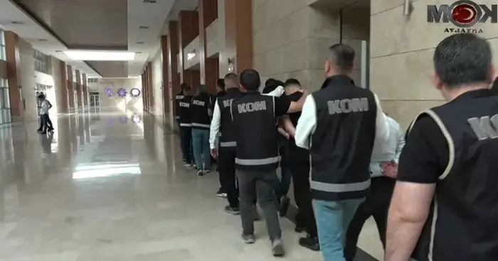 Çek, senet, araç devri... Antalya da tefecilik yaparak milyonluk vurgun yapmışlar! 7 kişi tutuklandı