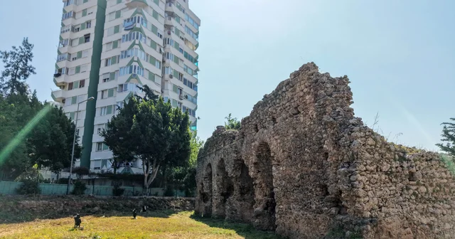 Lüks konutların arasında kalan tarihi hamam zamana direniyor Antalya Haberleri