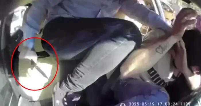 Takside bıçaklı saldırı! Defalarca vurdu, o anlar araç kamerasına yansıdı