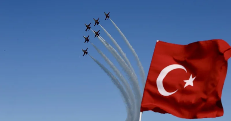 Türk Yıldızları ve SOLOTÜRK, gösteri uçuşu yaptı