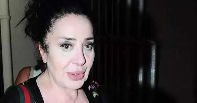Her şey Paris ten gelen bir bavulla başlamıştı... Dikişçi hayata tutunsaydı, yeni yaşını kutlayacaktı