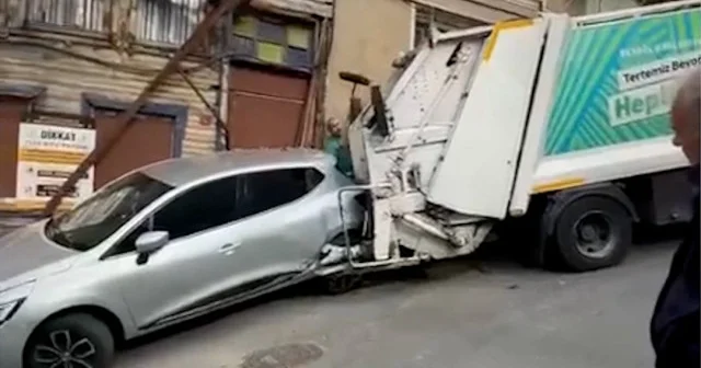 Beyoğlu nda yokuşta kayan çöp kamyonu bina ve otomobile hasar verdi VİDEO İZLE