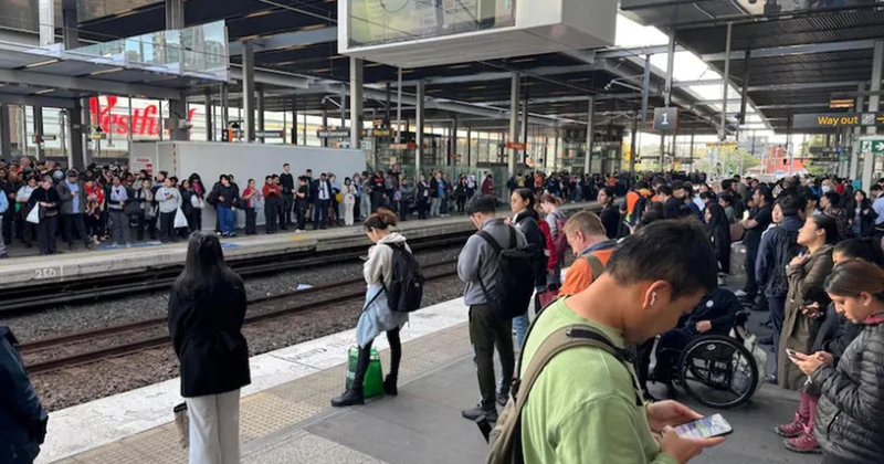 Sydney kentinde elektrik hattının trenin üzerine düşmesi sonucu seferler aksadı