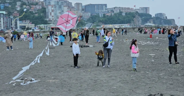 Çocukların uçurtmaları sağanağa takıldı Zonguldak Haberleri