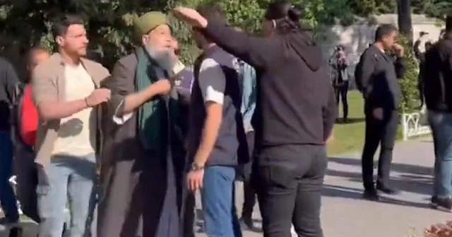 Sarıklı adamı yuhalayıp laiklik sloganları attılar VİDEO İZLE
