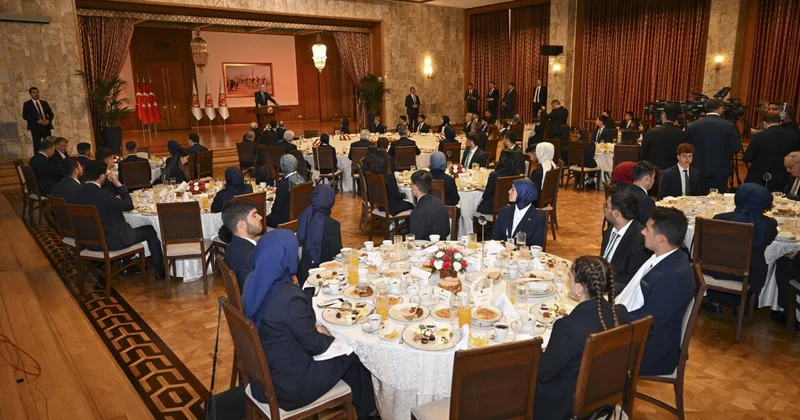 TBMM Başkanı Kurtulmuş, Meclis te gençleri ağırladı