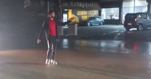 Futbol hakemi yeşil sahalara değil yollara çıktı: Elektrik kesilen Van da trafiği yönetti VİDEO İZLE