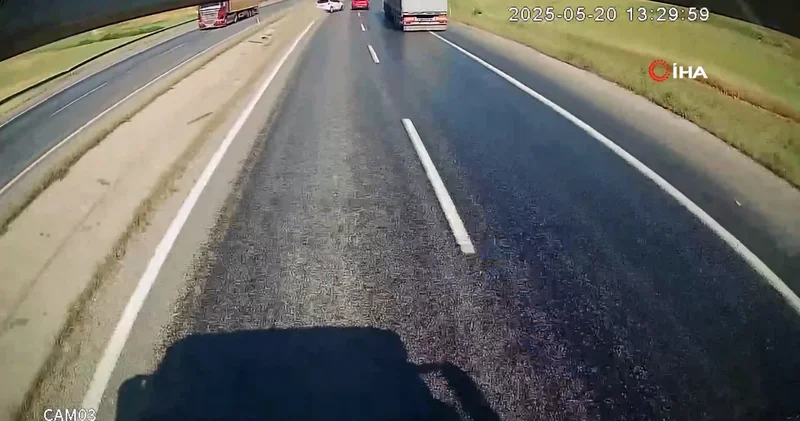 Şerit ihlali kazaya neden oldu! O anlar kamerada