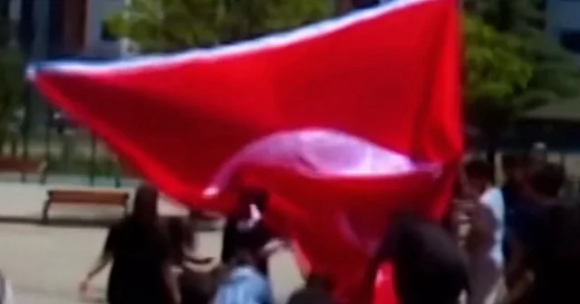 Kayseri deki sosyal deneyde öğrenciler Türk bayrağını yere düşmeden yakaladı VİDEO İZLE