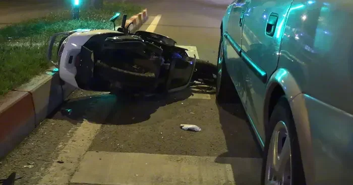 Tavşanlı da motosiklet 2 otomobile çarptı: 1 kişi yaralandı