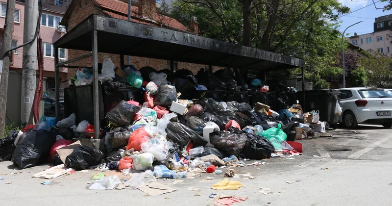 Kosova nın başkenti Priştine nin sokakları grev nedeniyle çöp yığınlarıyla doldu