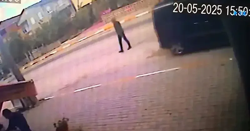 Tekirdağ da hafif ticari aracın çaptığı yaya yaralandı; kaza kamerada