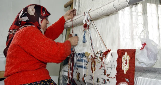 Beypazarı Halk Eğitimi Merkezinde dokunan kilimler kök boyayla renklendiriliyor Ankara Haberleri