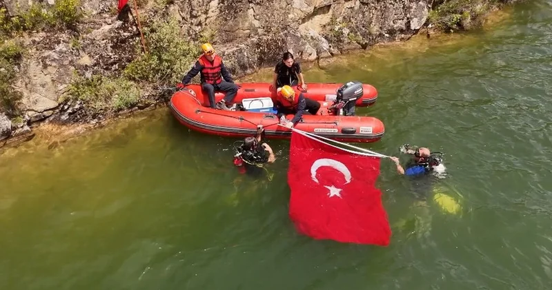 Gölette bayrak açtılar: 19 Mayıs’ı böyle kutladılar