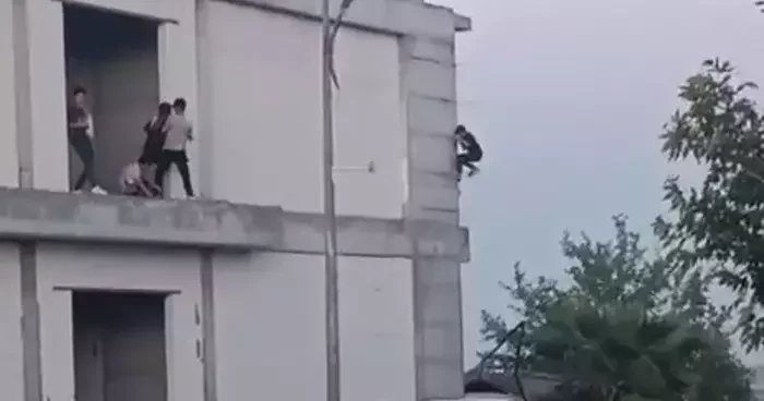 İnşaata tırmanarak canlarını hiçe saydılar