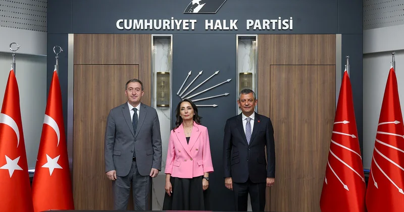 CHP lideri Özel, DEM Parti Eş Genel Başkanları Hatimoğulları ve Bakırhan ile bir araya geldi