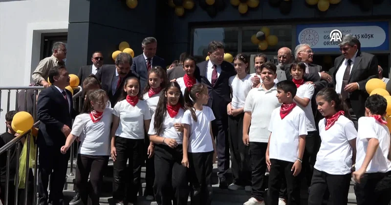 Adalet Bakanı Tunç, Kayseri de öğrencilere karne dağıttı