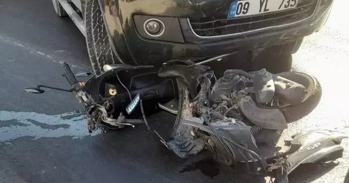 Motosikletle otomobil çarpıştı, motosiklet sürücüsü metrelerce sürüklendi