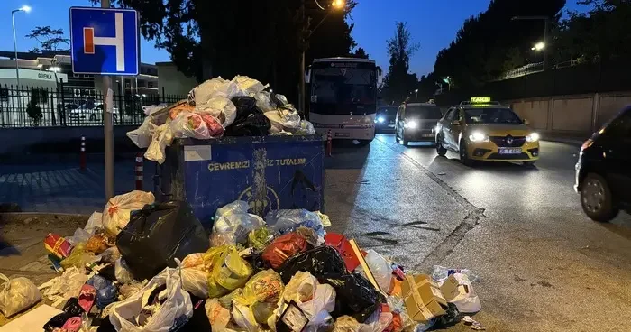 İzmir Buca’da belediye işçilerinin grevi nedeniyle çöp yığınları oluştu