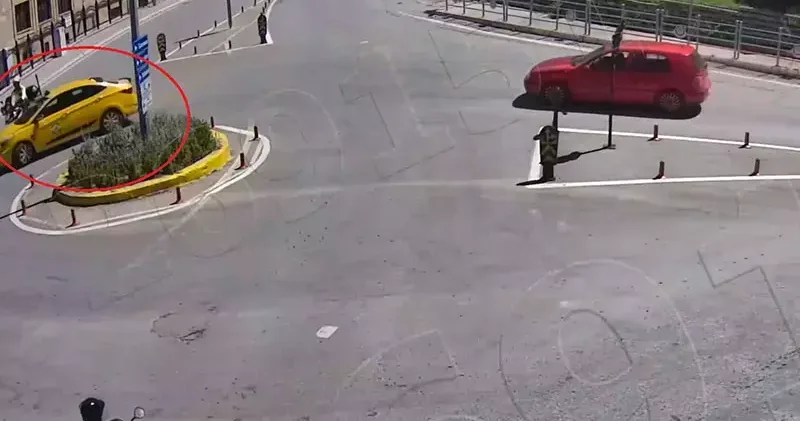 Amasya’da taksinin motosikletli polise çarptığı kaza kamerada