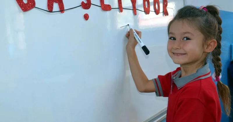 Okullarda serbest kıyafet kalkıyor, yeniden forma geliyor