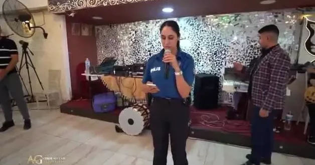 Polis memuru Suriyelilerin düğününde sahneye çıktı mikrofonu aldı ve...