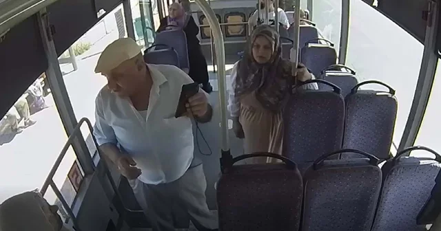 Otobüste düşürülen altın dolu cüzdan sahibine teslim edildi Manisa Haberleri