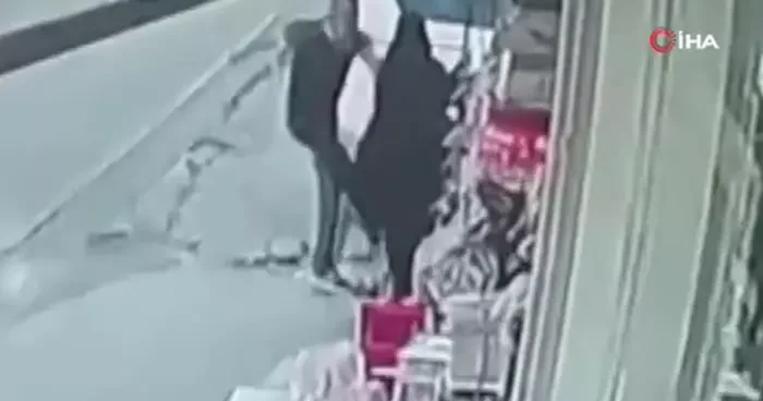 Çocuğunun mezuniyetine giderken boşanma aşamasındaki eşi darp etti! Önce tekme attı sonra yumruklayıp kaçtı... O anlar kameraya yansıdı