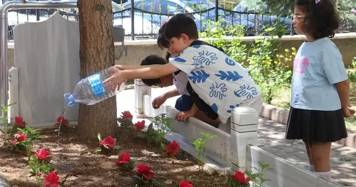 Okulun yanındaki asırlık mezara öğrencilerden vefalı dokunuş