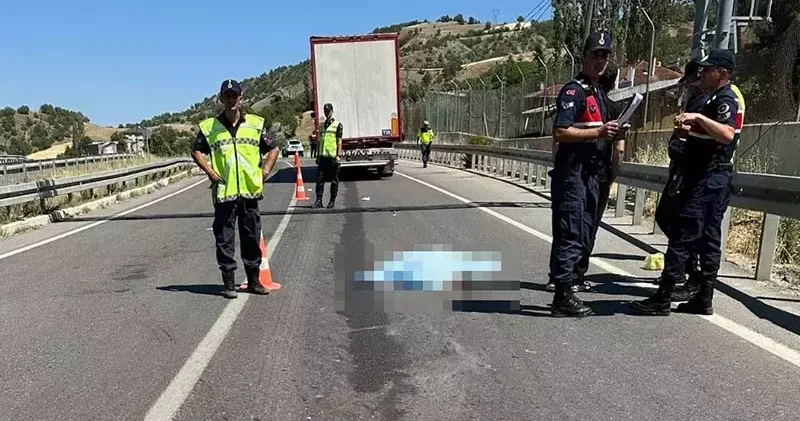 TIR yayalara çarptı: 1 ölü, 1 yaralı