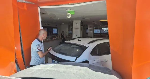 Cipin çarptığı otomobil banka şubesine girdi Muğla Haberleri
