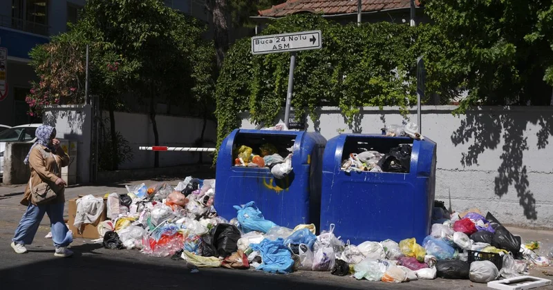 İzmir de sokaklar yine çöp yığınlarıyla doldu