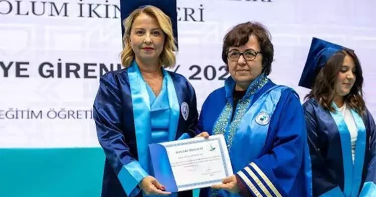 Yarım kalan üniversite hayalini tamamladı... 51 yaşında 2.’likle mezun oldu
