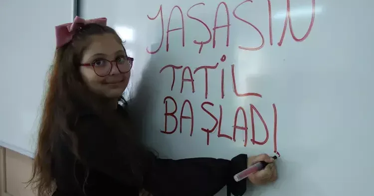 20 milyonu aşkın öğrenci için karne zili çaldı! Okullarda karne heyecanı