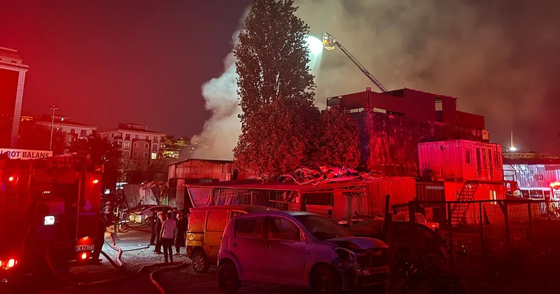 İstanbul da ilçeyi alevler aydınlattı! 10 aracı hurdaya çeviren yangın Sözcü Gazetesi
