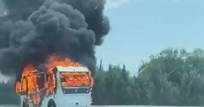 Alevlere teslim olan yolcu minibüsü küle döndü