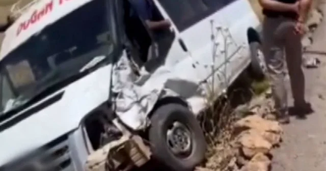 Siirt te minibüs ile kamyonet çarpıştı: 1 yaralı VİDEO İZLE