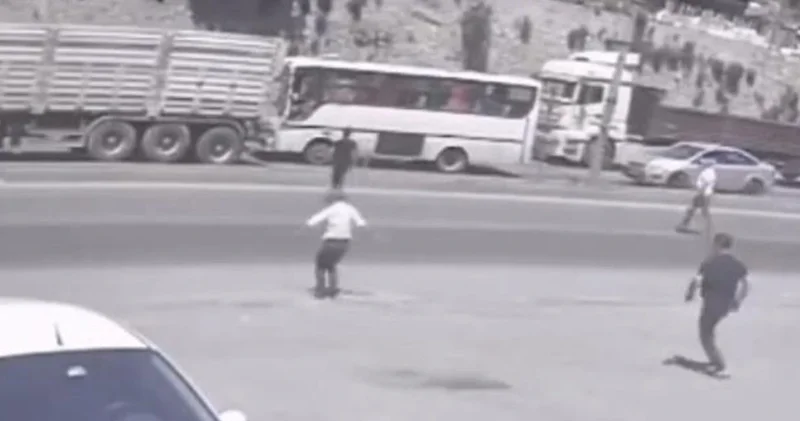 Midibüs, tırla çarpıştı: 2 yaralı