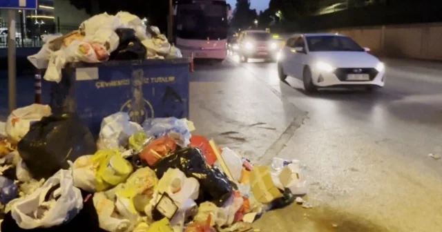 Grevin olduğu CHP’li Buca Belediyesi’nde çöp dağları oluştu: Biriken atıklar yollara taştı VİDEO İZLE