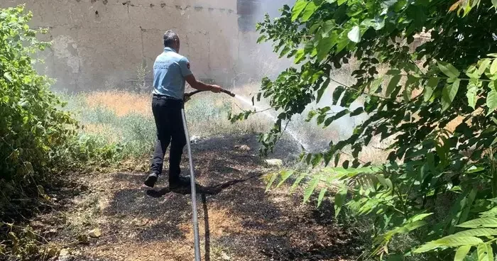 Karaman’da cami avlusundaki kuru otlar tutuştu