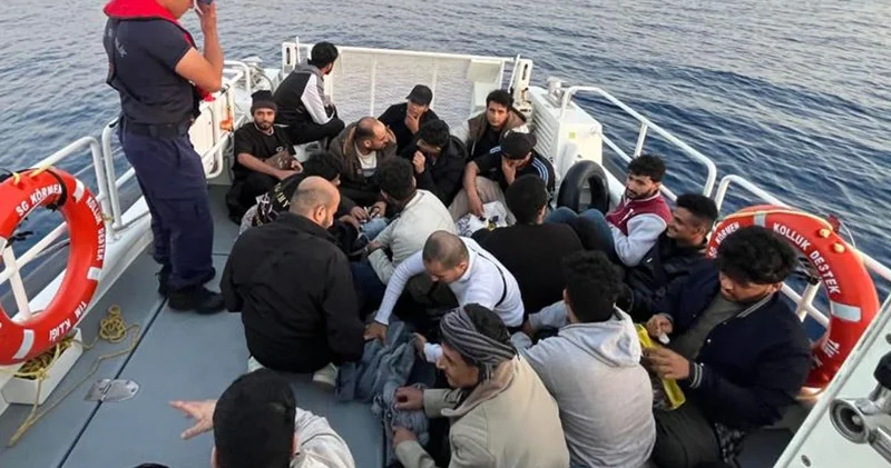 Yunanistan düzensiz göçmenleri lastik bota bindirerek ölüme itti