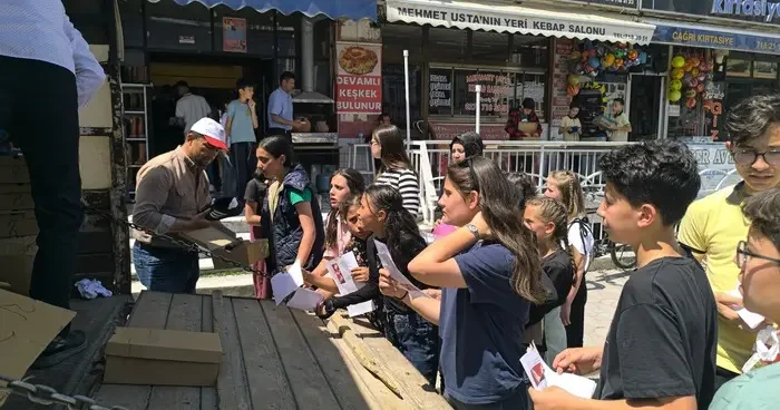 Şuhut’ta takdir belgesi alan öğrencilere ayakkabı sürprizi