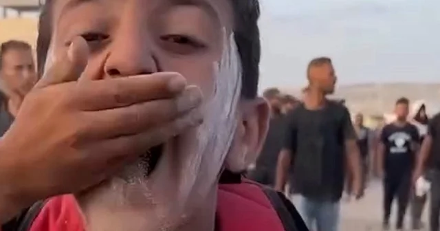 Gazzeli minik çocuk: Ekmek yerine kum yiyoruz VİDEO İZLE