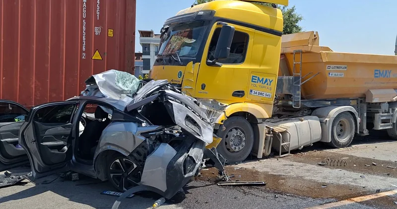 Sancaktepe TEM Otoyolu nda zincirleme kaza: 2 yaralı
