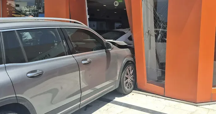 Banka şubesinde panik! Cipin çarptığı otomobil şubeye daldı, müşteriler panik yaşadı