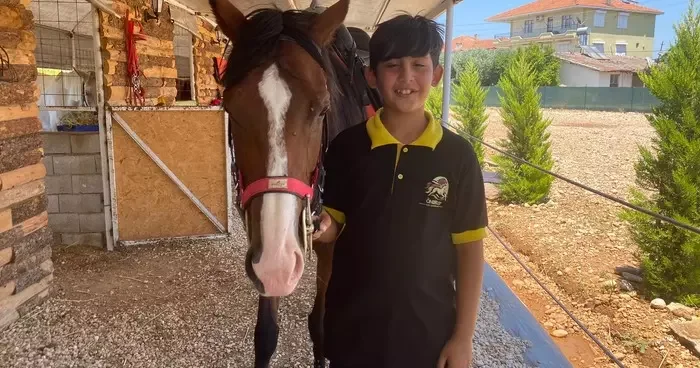 Karnesini almaya okula atıyla geldi, gören gözlerine inanamadı